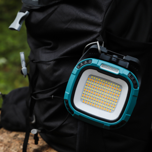 Мощный светодиодный туристический фонарь - прожектор с защитой IP65, зарядкой Type-C, функцией повышающейся яркости и съемным аккумулятором / Лампа для кемпинга, палатки, дачи, сад